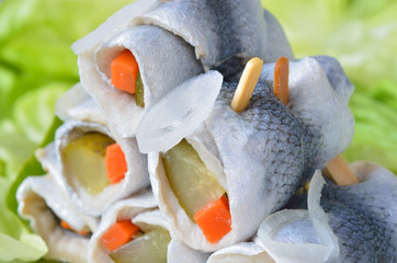 Rollmöpse auf grünem Salat