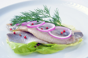 Salzheringe auf Salatblatt