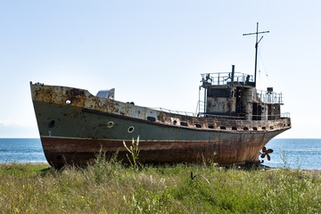 Ржавое судно на берегу озера Байкал.