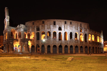 Fototapeta na wymiar Colloseum w Rzymie w nocy