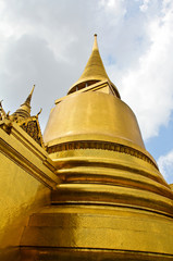 Naklejka premium Golden pagoda inside emerald temple, thailand.