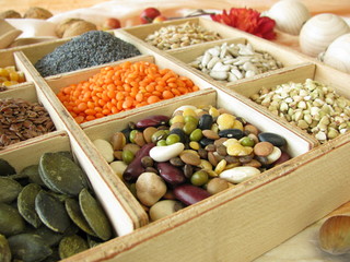 Holzkästchen mit Koch- und Backzutaten