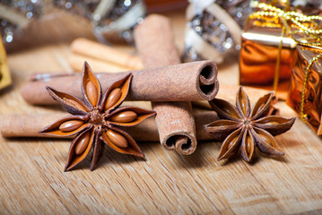 Weihnachtsdeko mit Zimtstangen und Sternanis