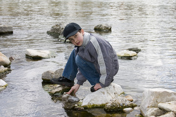 Junge auf dem Fluss