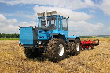 Traktoror on the field
