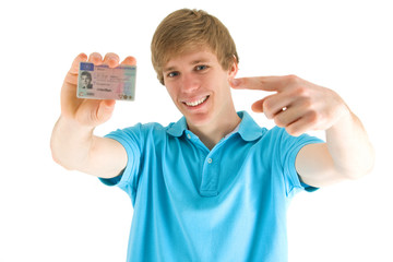 junger Mann mit Führerschein