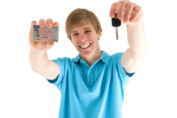 junger Mann mit Führerschein