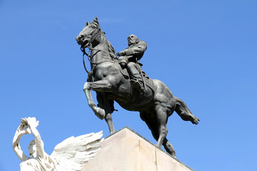 Fototapeta na wymiar Statue von Bartolome Mitre in Buenos Aires