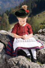 Kleines bayerisches Mädchen beim beten