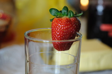 Erdbeere an Glas