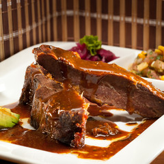 Carne horneada con salsa y vegetales