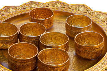 Goldene Tassen mit Beschneidungspfad