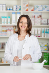 lächelnde apothekerin