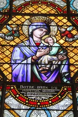  Vierge et l'enfant, vitrail de l'église Saint Pierre à Chartres © Atlantis