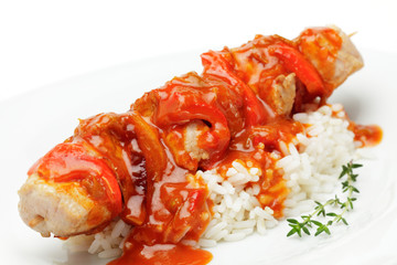 Fleischspieß, Paprikasoße und Reis