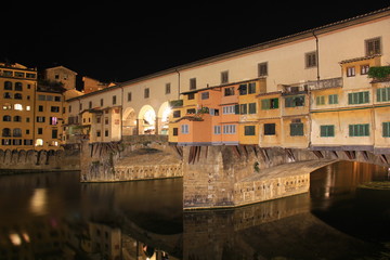 Fototapeta na wymiar Ponte Vecchio in Florenz bei Nacht