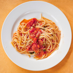 spaghetti with spicy tomato sauce
