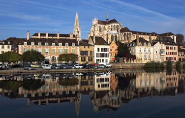 Fototapeta na wymiar Abbaye Saint Germain, odbicia w Yonne