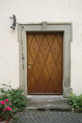Fototapeta na wymiar nostalgiczne drewniane drzwi wejściowe