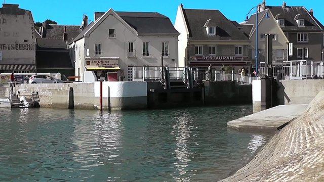 Port-En-Bessin-Huppain - L'entr&eacute;e du port