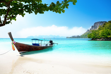 Fototapeta na wymiar long boat and poda island in Thailand