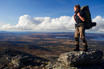 Fototapeta na wymiar Wanderer auf dem Gipfel des Berges