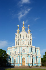 Fototapeta na wymiar Katedra Smolny w słoneczny letni dzień