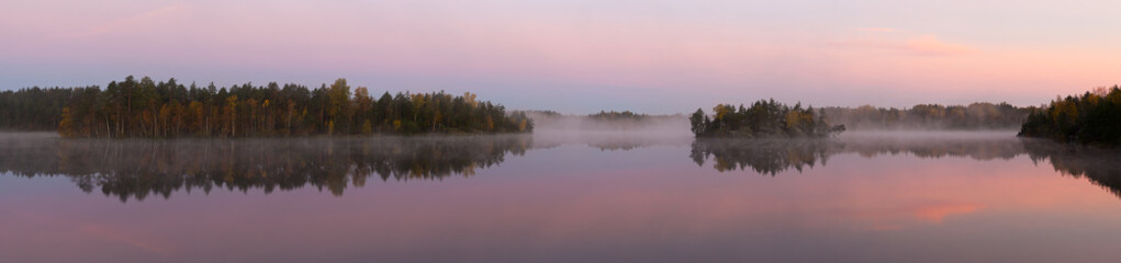 Fototapeta na wymiar Poranna mgła na drewno jeziora
