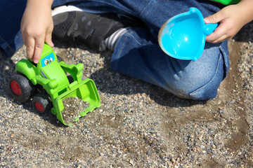 玩具で遊ぶ子供