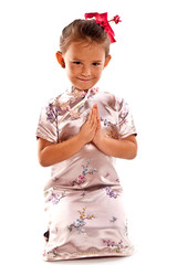 fillette à genoux déguisée en asiatique