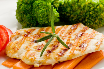 Petto di pollo alla griglia con verdure miste