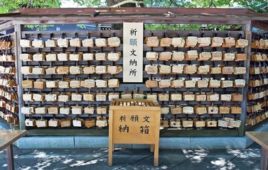Deseos en tablas en templo japonés