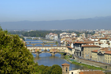 Fototapeta na wymiar Mosty nad rzeką Arno we Florencji Toskanii Włoszech