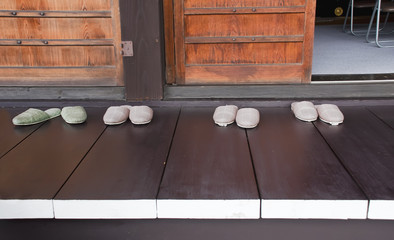 zapatillas a la entrada de un templo japonés