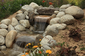petite cascade de jardin aquatique