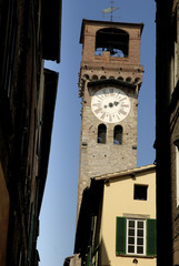 Fototapeta na wymiar Clock Tower w Lucca Toskania Włochy