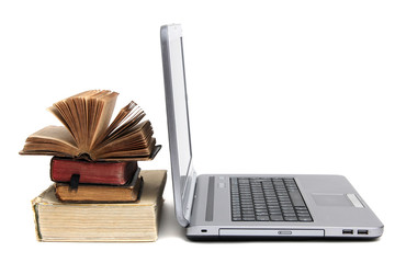 Bücher und Laptop