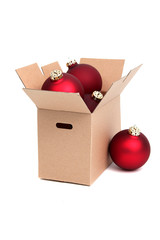 Weihnachtskiste mit roten Kugeln