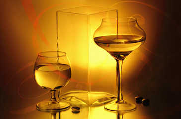 A vase and two winelasses on the mirror