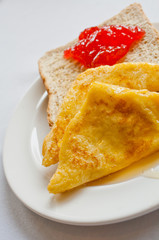 Sweetbread with honey and strawberry jam