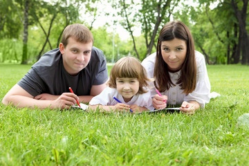 Fototapeta premium Rodzina razem w parku