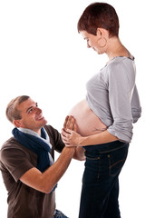 couple heureux et femme enceinte