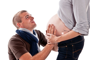 homme amoureux devant sa femme enceinte
