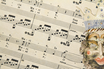 Spartito musicale con maschera di re matto