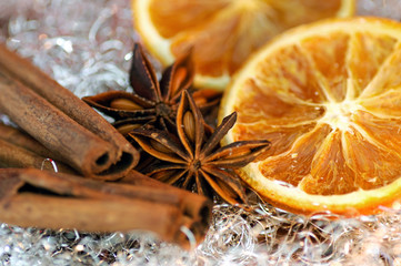 Zimt, Anis und Orangen