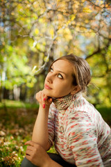 Fototapeta premium girl in a park in the autumn looking at the top