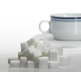 Fototapeta na wymiar cukier w kostkach i porcelanowe filiżanki kawy