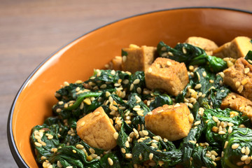 Tofu, spinach and sesame stir-fry fried with garlic and ginger