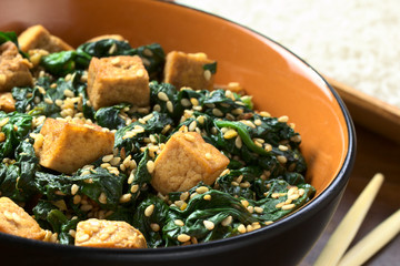 Tofu, spinach and sesame stir-fry fried with garlic and ginger