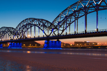 Naklejka premium Railway bridge at night
